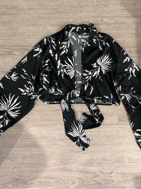Dynamite Black & White Botanical Tie-Front Blouse
